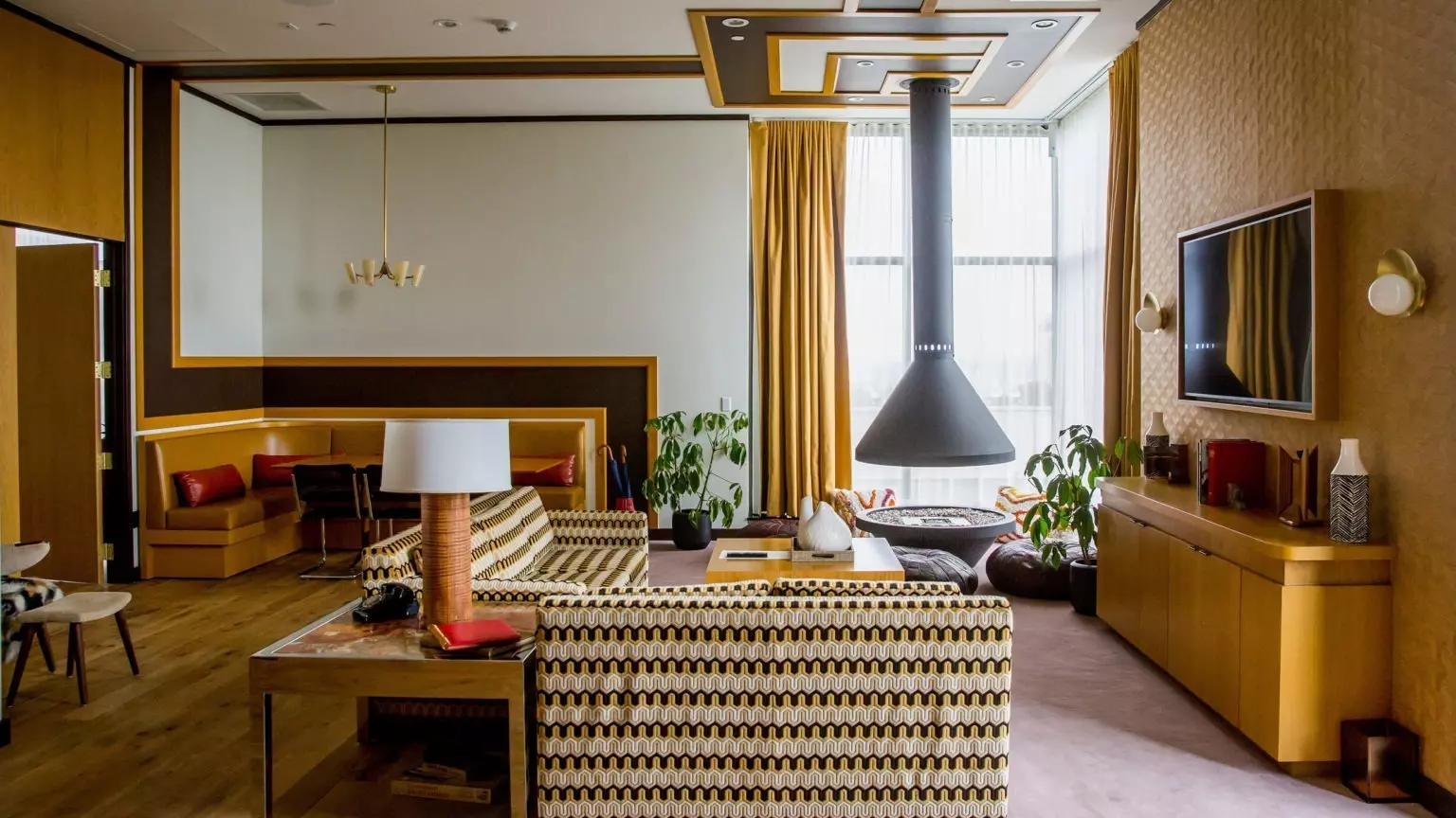 fairlane hotel lounge