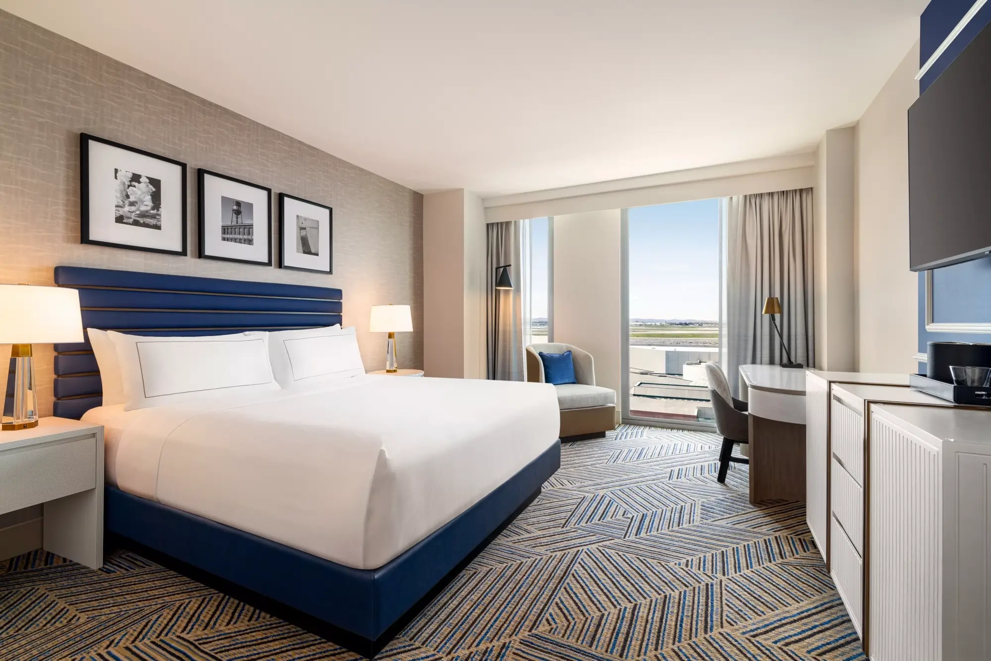bna hilton hotel nashville hotel room queen bed
