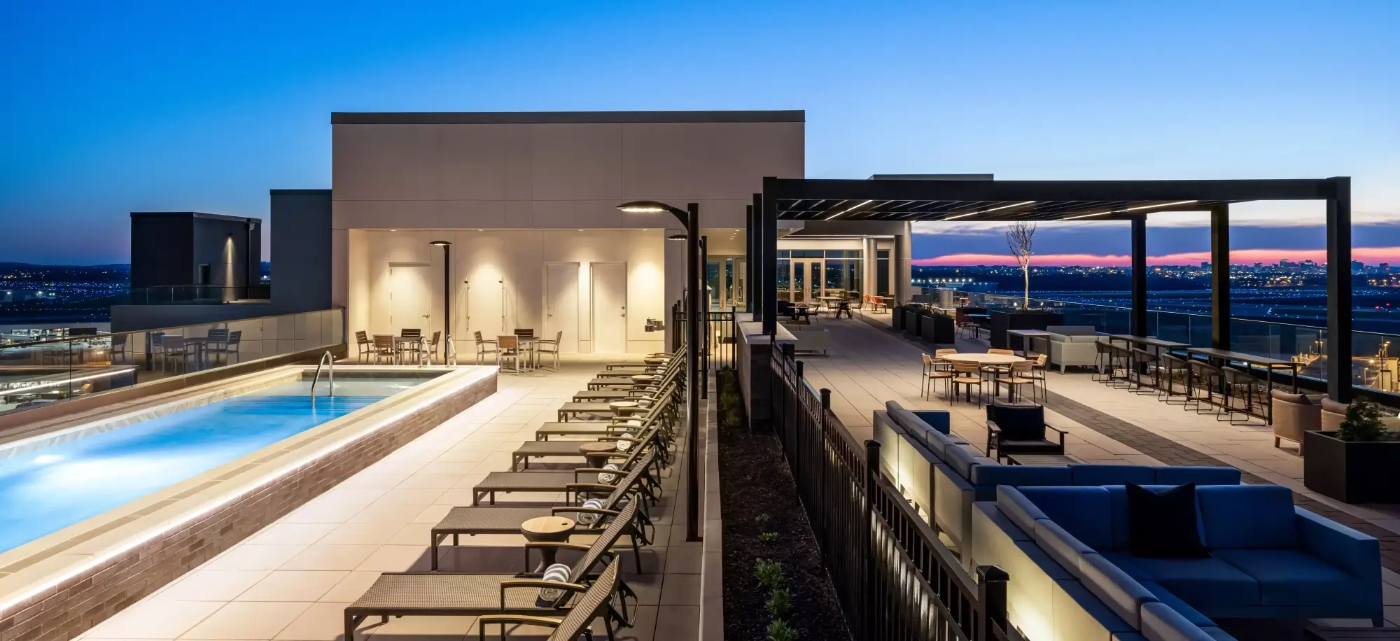 bna hilton hotel nashville rooftop pool area